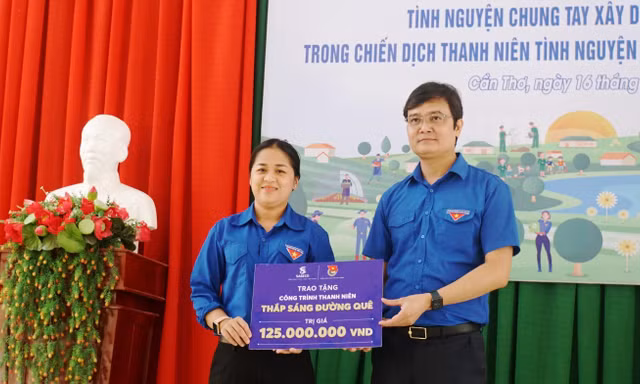 Trung ương Đoàn tặng công trình thắp sáng