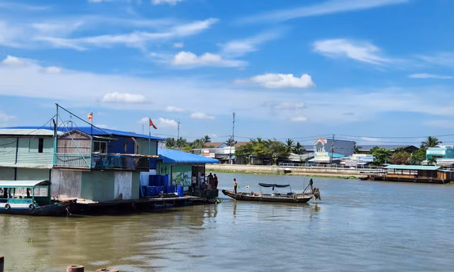 Vụ khách du lịch rơi xuống sông: Tổng kiểm tra bè, sà lan ở chợ nổi Cái Răng