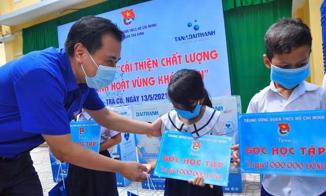 Trao tặng máy lọc nước và bồn chứa nước cho trường học tại Trà Vinh