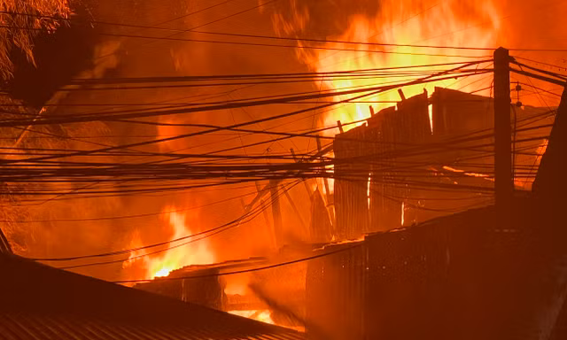 Xưởng gỗ cháy lớn kèm tiếng nổ trong đêm ở Đồng Tháp