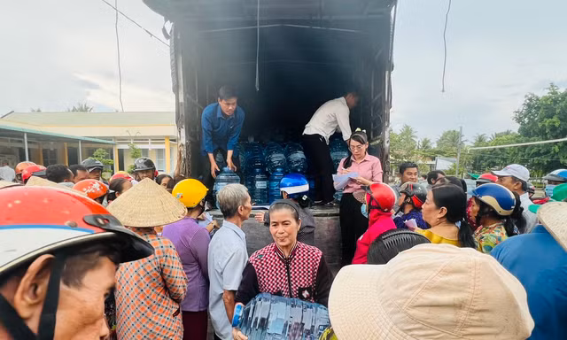 Hội Doanh nhân trẻ Việt Nam tặng nước giúp bà con vùng hạn mặn ĐBSCL