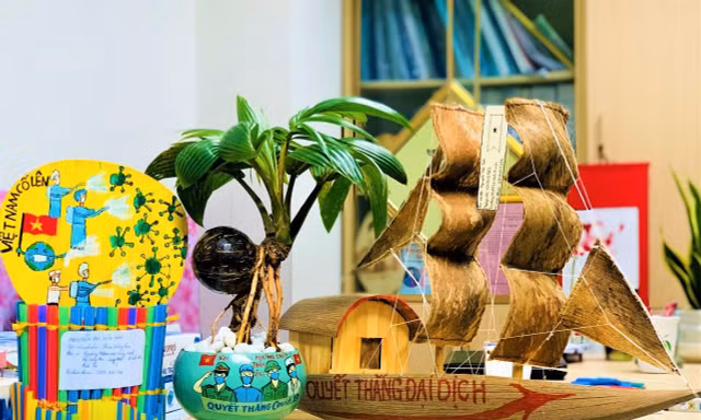 Độc đáo tranh và sản phẩm tái chế đem sức sống mới cho khu cách ly