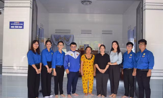 Niềm vui thoát nghèo từ căn nhà tình bạn