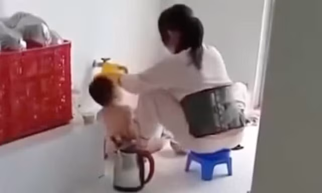 Xác minh clip nhân viên trường mầm non nhồi thức ăn cho trẻ 