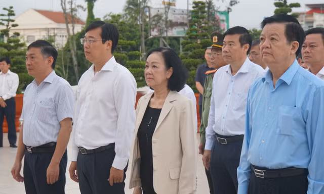 Thường trực Ban Bí thư viếng nghĩa trang liệt sĩ tại Đồng Tháp