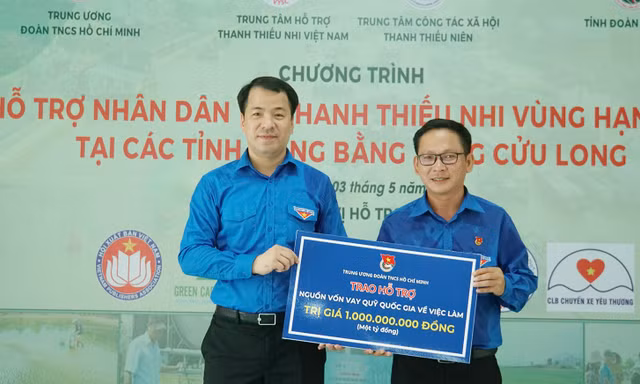 Trung ương Đoàn trao tặng quà cho học sinh vùng hạn mặn tại Trà Vinh 