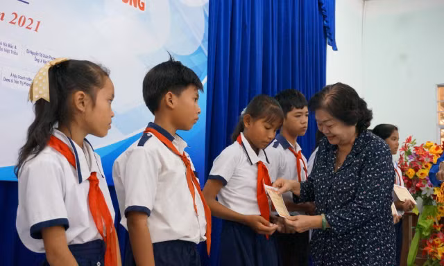 Hàng trăm suất học bổng đến với học sinh miền Tây