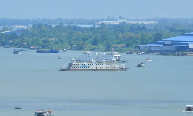 Phà Vàm Cống nối đôi bờ sông Hậu hoạt động trở lại sau 4 năm dừng 