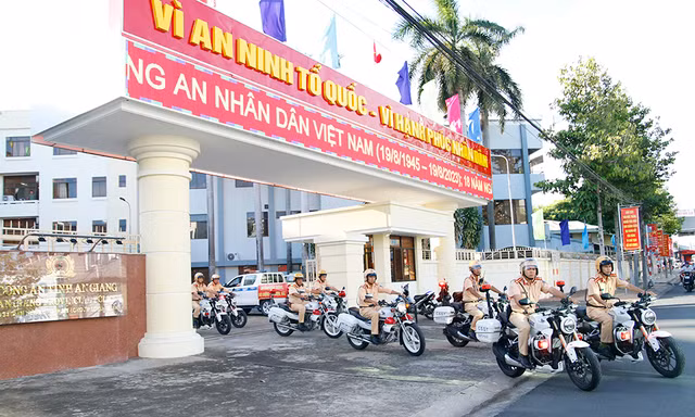 Công an An Giang ra quân tổng kiểm soát xe ô tô chở quá khổ, quá tải
