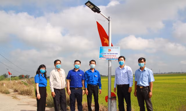 Tặng đèn năng lượng