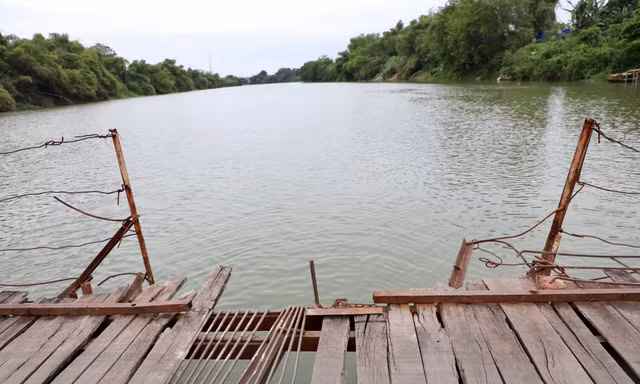 Thấp thỏm nhìn người dân liều mình qua cây cầu phao cũ kỹ tại Thái Nguyên