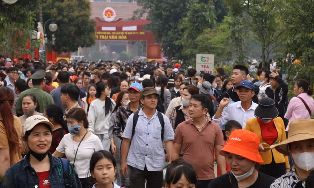 Biển người về Đền Hùng