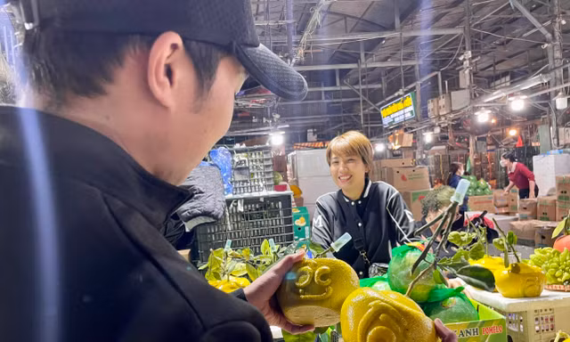 Dưa kim cô nương thư pháp, bưởi thỏi vàng, hồ lô độc lạ 'đổ bộ' Hà Nội
