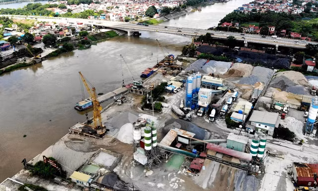 Hình ảnh trạm trộn bê tông, bến lậu vẫn "chình ình" bên sông Cầu, sông Thương giữa mùa lũ