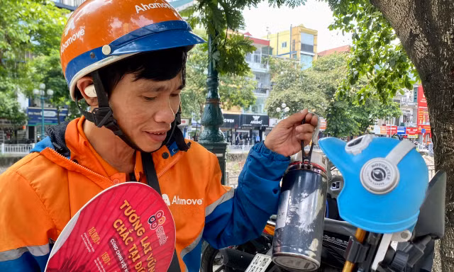 Khoác áo 'điều hòa', xách bình đá lạnh mưu sinh dưới nắng nóng bỏng rát