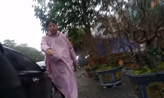 Quận Hà Đông yêu cầu làm rõ các đối tượng ‘quyền lực’ thu phí vỉa hè, chợ hoa Tết