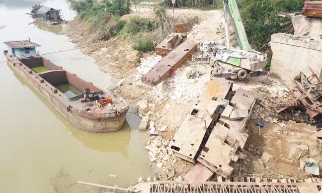 Trục vớt những con tàu chìm, vô chủ dưới chân cầu tại Yên Bái