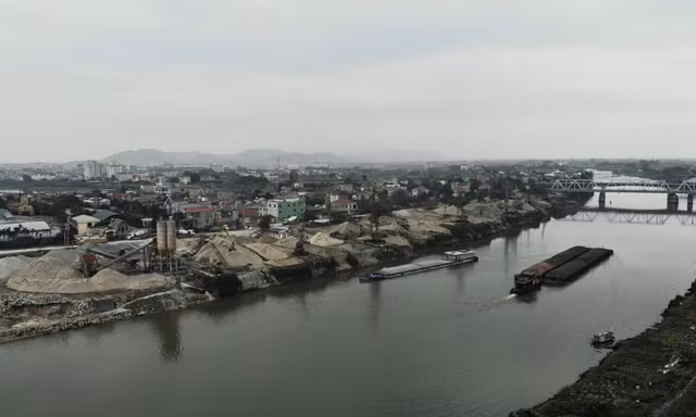 Ai chịu trách nhiệm gần 40 cảng lậu kiêm trạm trộn bê tông ken đặc bờ sông Cầu?