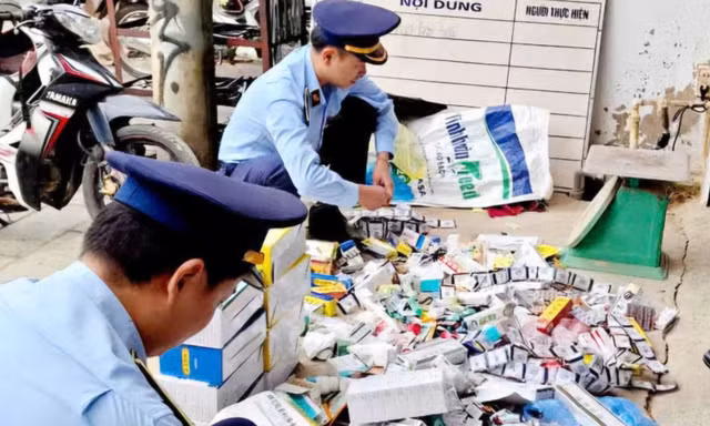 Cơ quan chức năng kiểm tra các sạp thuốc ở chợ phiên, chủ sạp bỗng dưng ‘biến mất’