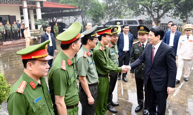 Chủ tịch nước Lương Cường thăm và tặng quà công an Phú Thọ