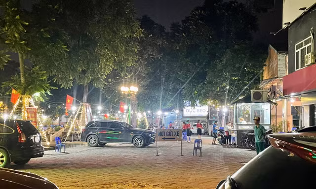 Hà Nội: Tổ hợp quán bia ngang nhiên chặn đường quanh hồ, vì sao không xử lý?