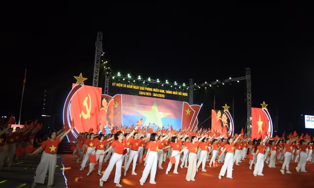 Hơn 1.500 người biểu diễn chương trình 'Yên Bái - Bản hùng ca hòa cùng non sông thống nhất'