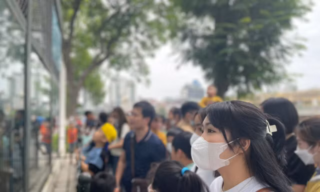 Công viên Hà Nội đông nghịt người dịp lễ 30/4 - 1/5