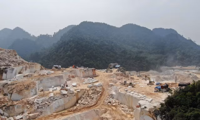 Bốn doanh nghiệp khai khoáng tại Yên Bái đồng loạt bị xử phạt vì đổ thải sai quy định, gây nguy cơ sạt lở
