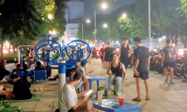 Cảnh trải chiếu, kê bàn nhếch nhác quanh hồ ở trung tâm Hà Nội