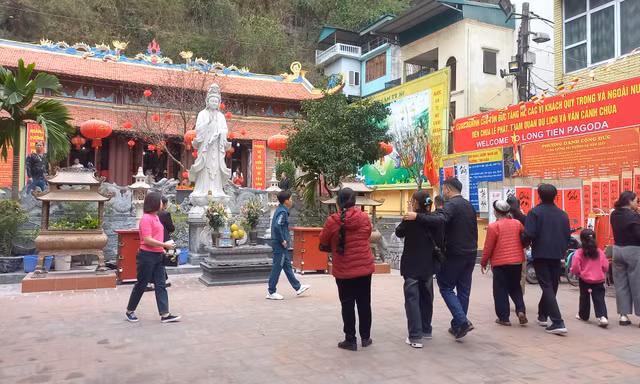 Hình ảnh người Hạ Long thư thái đi chùa, xin chữ ngày cuối nghỉ Tết