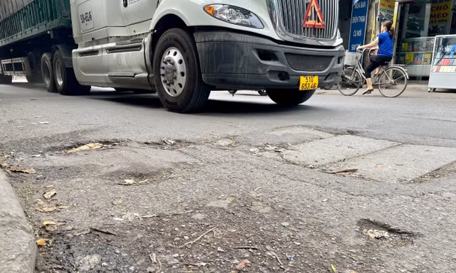 Nguy hiểm rình rập trên con đường nham nhở ở Hà Nội
