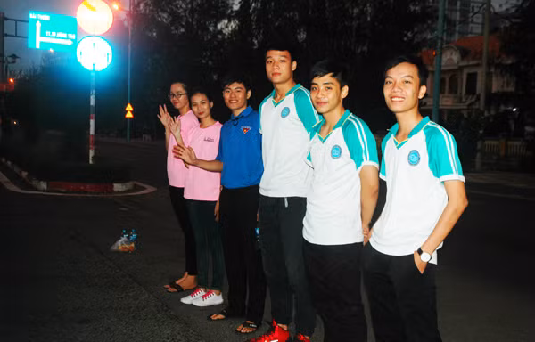 Cảm động tình nguyện viên trắng đêm phục vụ Tiền Phong Marathon 2019