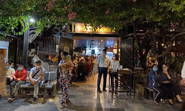 Bản tin 8H: Tạm đình chỉ lãnh đạo phường ở Hạ Long sai phạm chống dịch