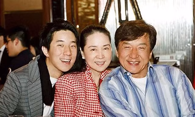 Thành Long rút khỏi công ty của vợ, nghi vấn ly hôn