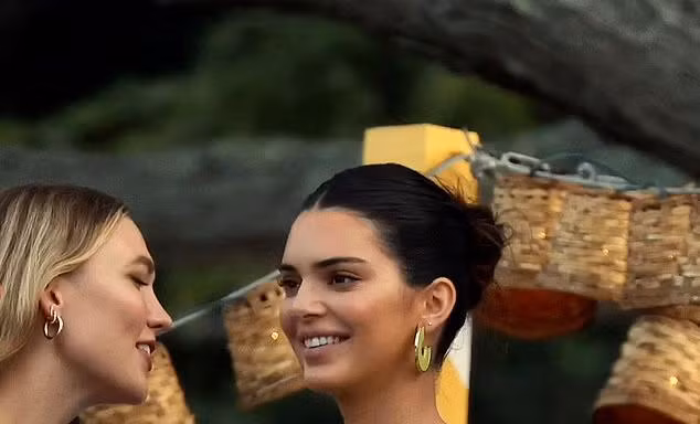 Xôn xao hình ảnh 'chân dài đắt giá’ Kendall Jenner đi phục vụ rượu, được boa 100 USD