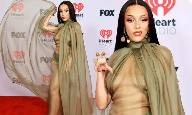 Doja Cat mặc váy xuyên thấu siêu bạo, không khác bán khỏa thân trên thảm đỏ