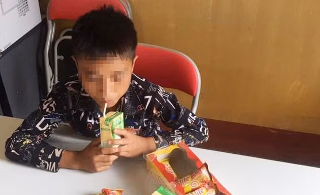 Bản tin 8H: Bé trai đói lả sau 3 ngày đi lạc trong rừng