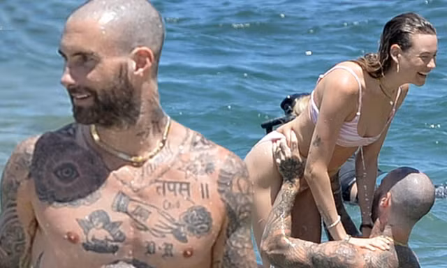 Adam Levine khoe cơ thể kín hình xăm, bế bổng bà xã ‘thiên thần nội y’ trên biển