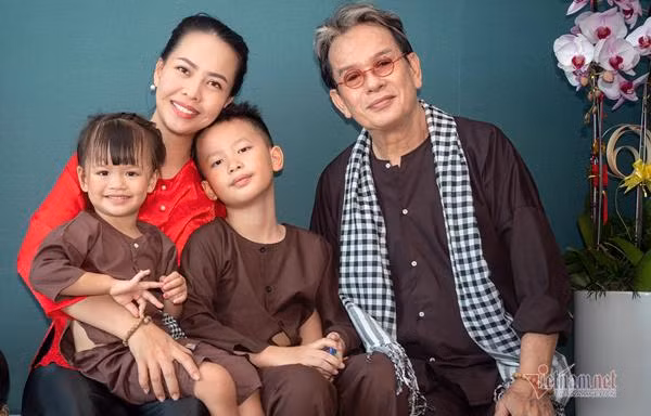 Nhạc sĩ Đức Huy và vợ kém 44 tuổi: Có gì ăn nấy, sống 'nghèo mà vui'