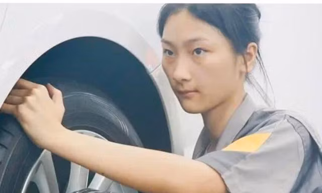 Gu Huijing chiến thắng cuộc thi sửa chữa ô tô cấp tỉnh khi mới chỉ 17 tuổi.