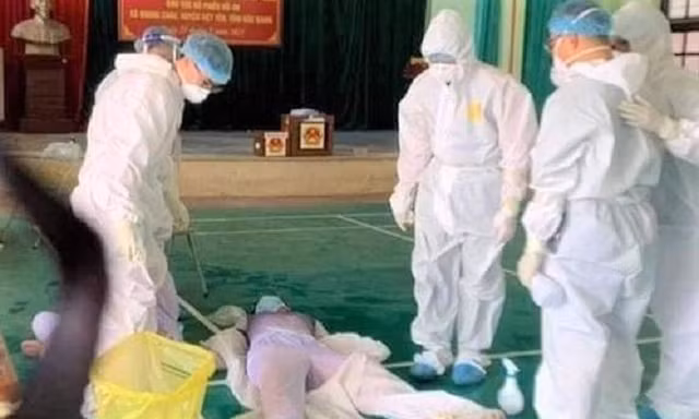 Bản tin 8H: Nhân viên y tế ngất xỉu khi lấy mẫu xét nghiệm COVID-19 ở Bắc Giang