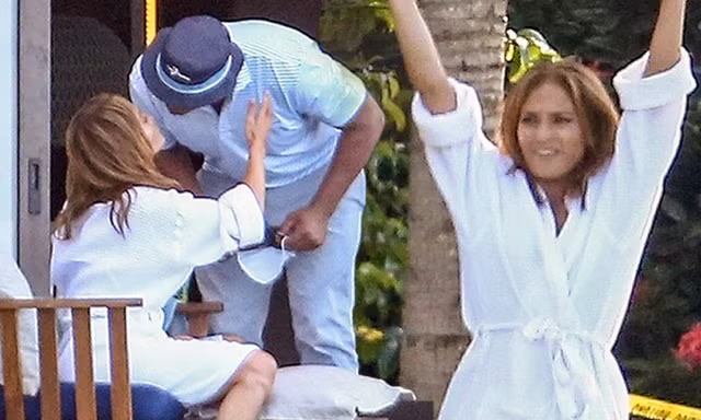 Jennifer Lopez và bồ trẻ ôm hôn tình tứ đập tan tin đồn hủy hôn