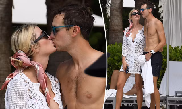 Ivanka Trump gợi cảm với bikini, cùng ông xã ‘khóa môi’ nồng nàn bên bể bơi