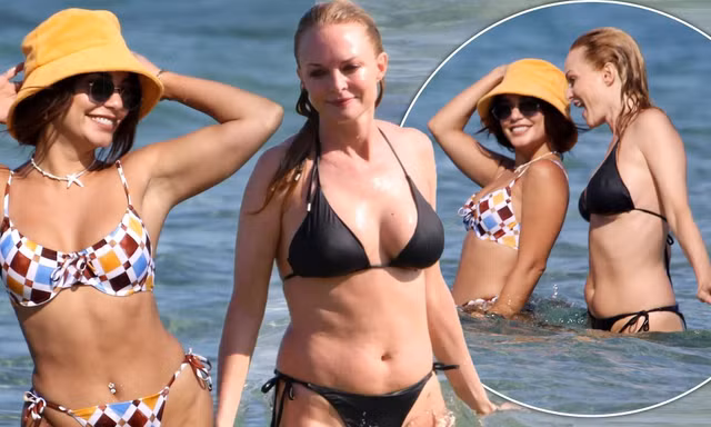 Vanessa Hudgens diện bikini khoét hông bạo, đọ dáng với đồng nghiệp hơn 19 tuổi