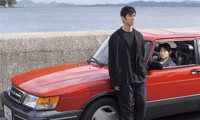 Hidetoshi Nishijima (trái) và Toko Miura trong "Drive My Car".