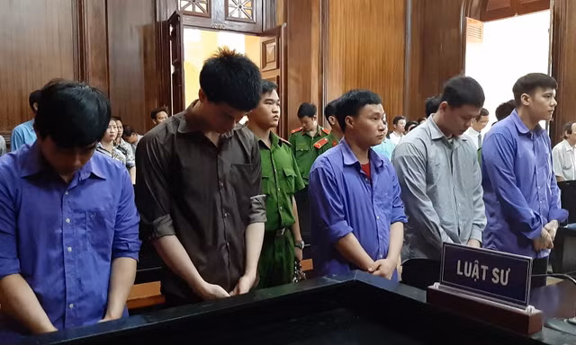 Các bị cáo tại tòa sáng nay 23/10.