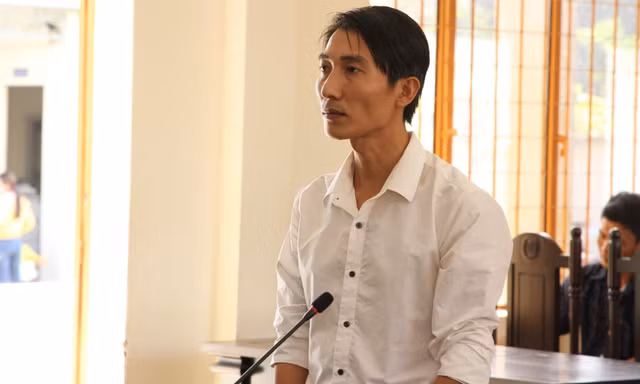 Bị cáo Phạm Chí Linh tại tòa chiều nay 21/11. Ảnh: Tân Châu