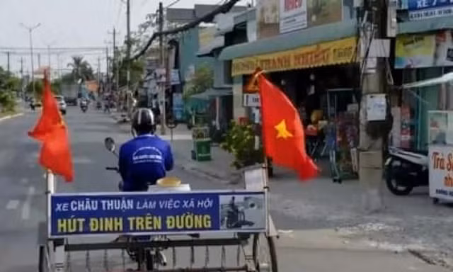 Người thợ điện chế xe hút đinh ở miền Tây