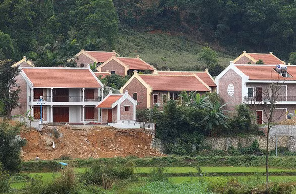 Trước đó, lãnh đạo UBND huyện Ba Vì bị kỷ luật cảnh cáo do để xảy ra nhiều vi phạm trong quản lý, sử dụng đất đai, quản lý trật tự xây dựng.