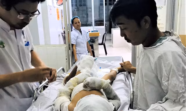 Cha bé trai bị dì tưới xăng thiêu sống dã man: 'Sao nó ác thế?'